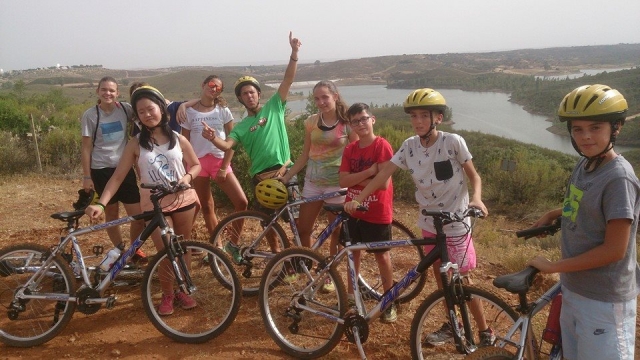Grupo de niños haciendo BTT